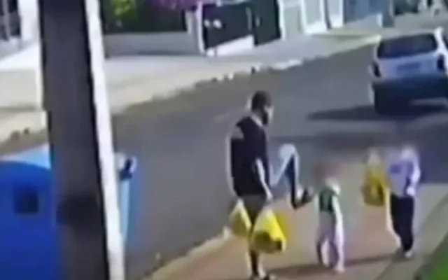 Pai que chutou filha de 3 anos é preso por tortura; filhos ajoelhavam em grãos