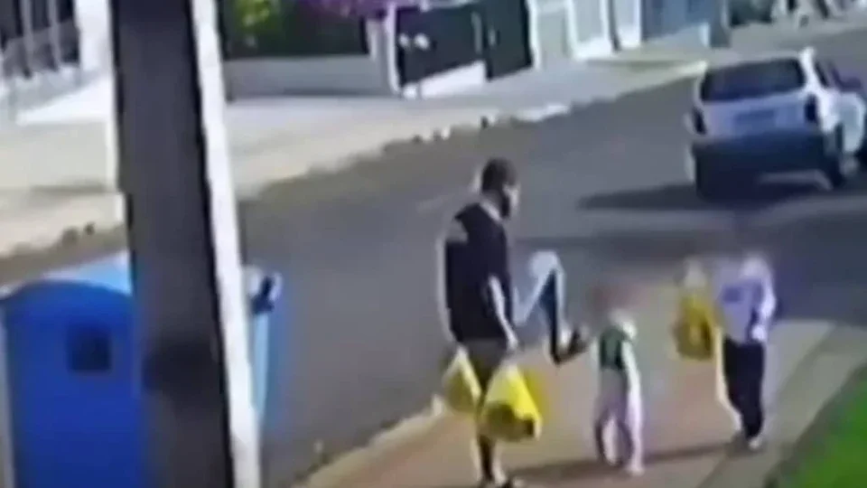 Pai que chutou rosto da filha é indiciado sob suspeita de lesão corporal e tortura
