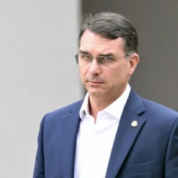 Republicanos diz a Flávio Bolsonaro que partido não quer aliança e ficará neutro na eleição