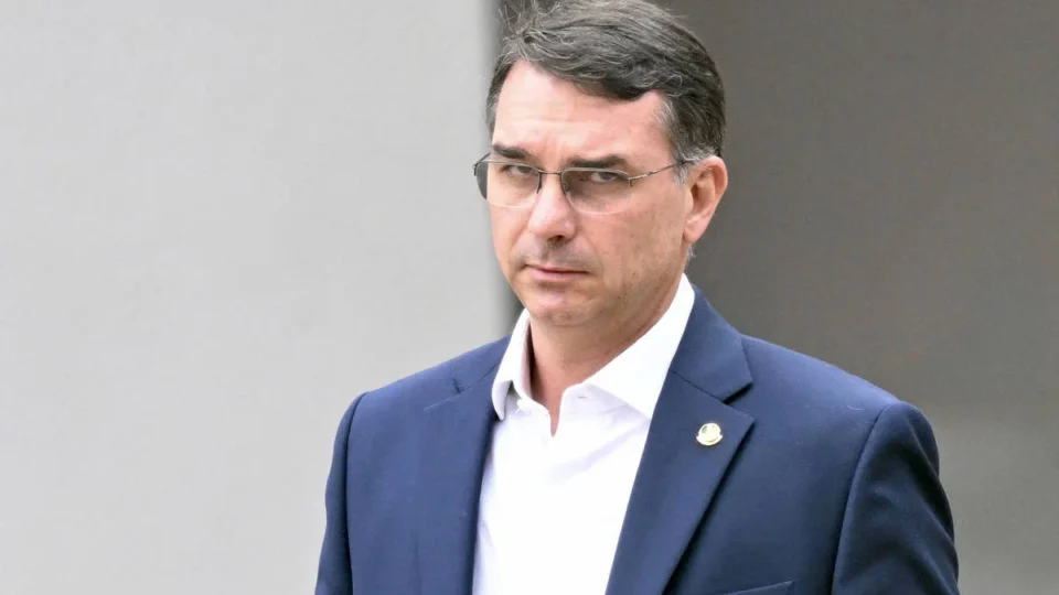 Republicanos diz a Flávio Bolsonaro que partido não quer aliança e ficará neutro na eleição