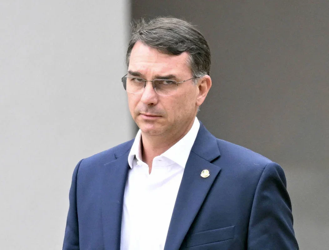 O senador Flávio Bolsonaro (PL-RJ) exibe carta escrita pelo pai, o ex-presidente Jair Bolsonaro — Foto: Reprodução