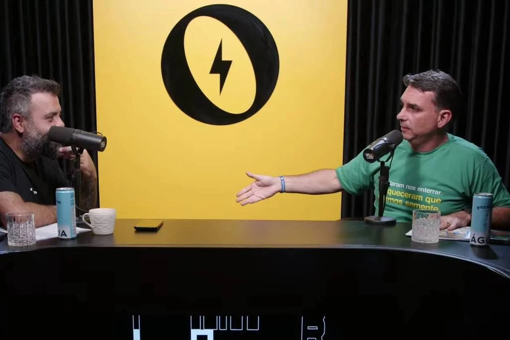 Entrevista do Flávio Bolsonaro (PL-RJ) no Flow Podcast; à esquerda, Igor 3k, apresentador do programa - Flow Podcast no YouTube/Reprodução