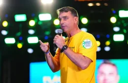 Fala sobre urnas vira munição contra tentativa de Flávio de construir imagem moderada