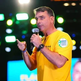 Fala sobre urnas vira munição contra tentativa de Flávio de construir imagem moderada