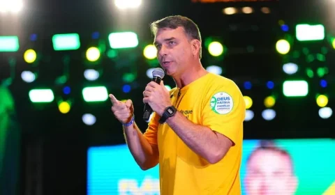 Fala sobre urnas vira munição contra tentativa de Flávio de construir imagem moderada
