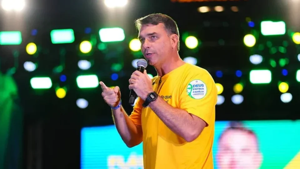 Fala sobre urnas vira munição contra tentativa de Flávio de construir imagem moderada
