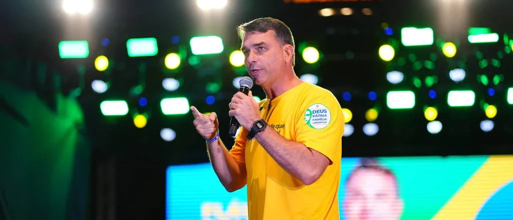 Fala sobre urnas vira munição contra tentativa de Flávio de construir imagem moderada