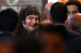 Milei chega ao Brasil para apoiar candidatura de Flávio Bolsonaro