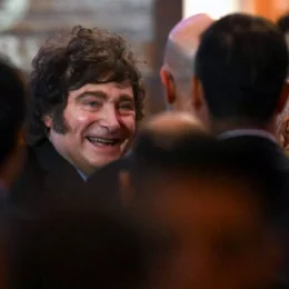 Milei chega ao Brasil para apoiar candidatura de Flávio Bolsonaro