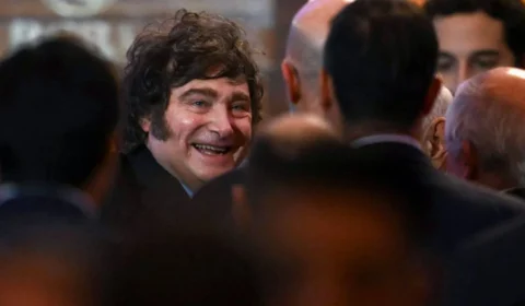 Milei chega ao Brasil para apoiar candidatura de Flávio Bolsonaro