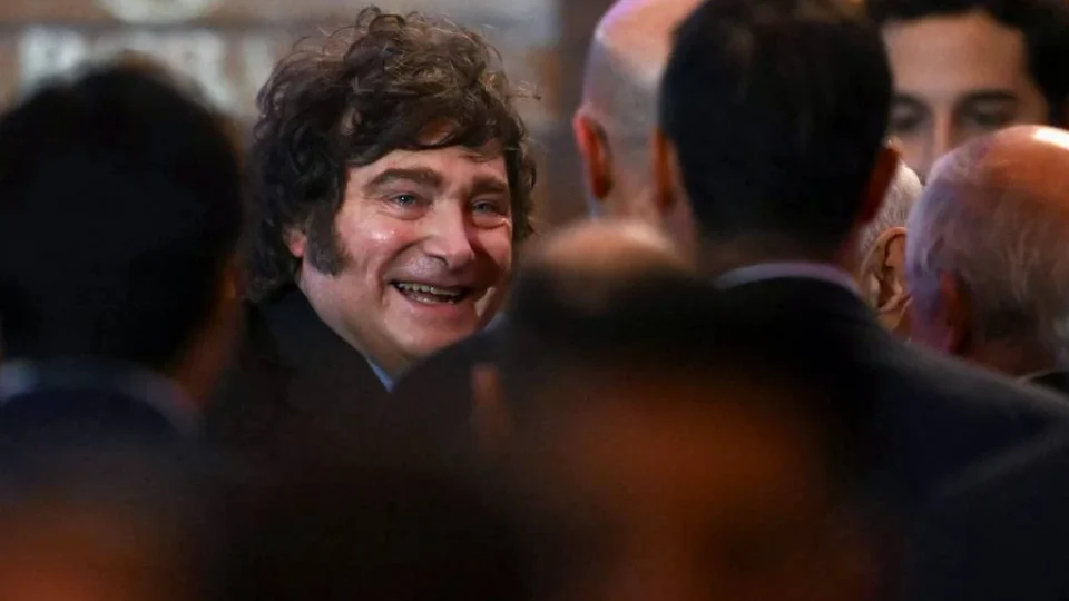 Milei chega ao Brasil para apoiar candidatura de Flávio Bolsonaro