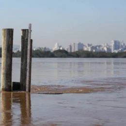 Guaíba sobe em Porto Alegre e Defesa Civil emite alerta de alagamento