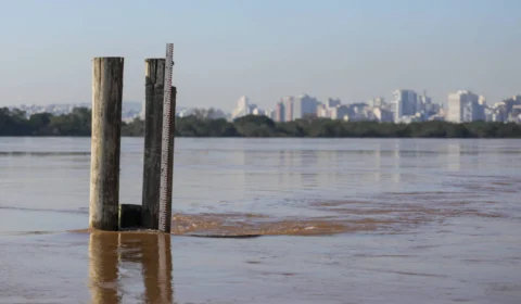 Guaíba sobe em Porto Alegre e Defesa Civil emite alerta de alagamento