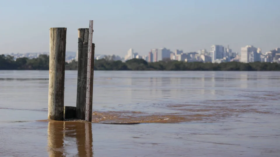 Guaíba sobe em Porto Alegre e Defesa Civil emite alerta de alagamento