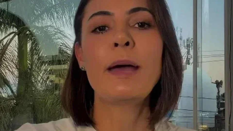 Após rompimento, Michelle diz em vídeo que desculpa Flávio Bolsonaro