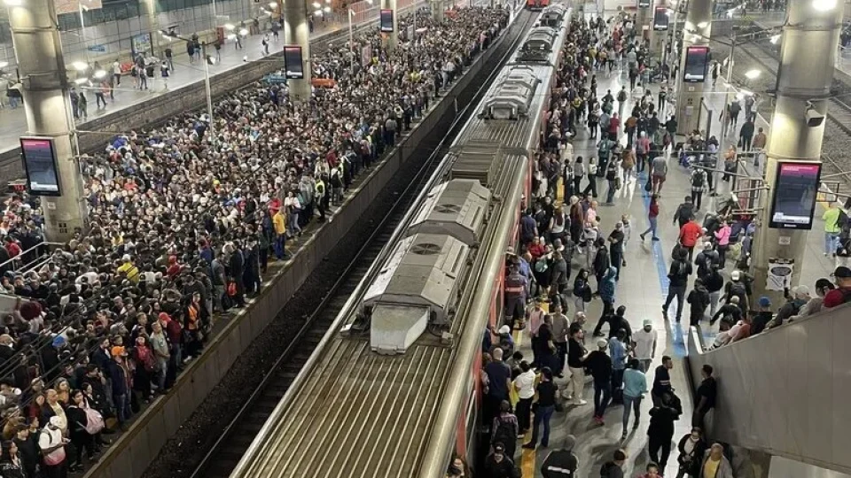 Contrato dos trens de Tarcísio permite que empresa cobre Estado por falhas
