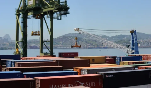 Exportações batem recorde e déficit das contas externas cai em junho