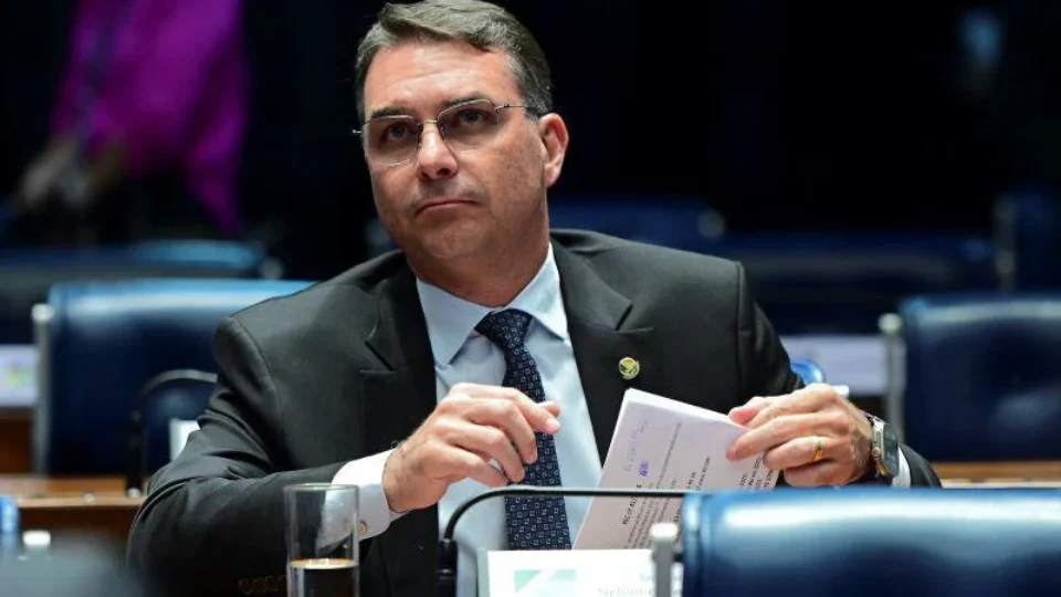 Flávio Bolsonaro tenta barrar conselho nacional de proteção a policiais