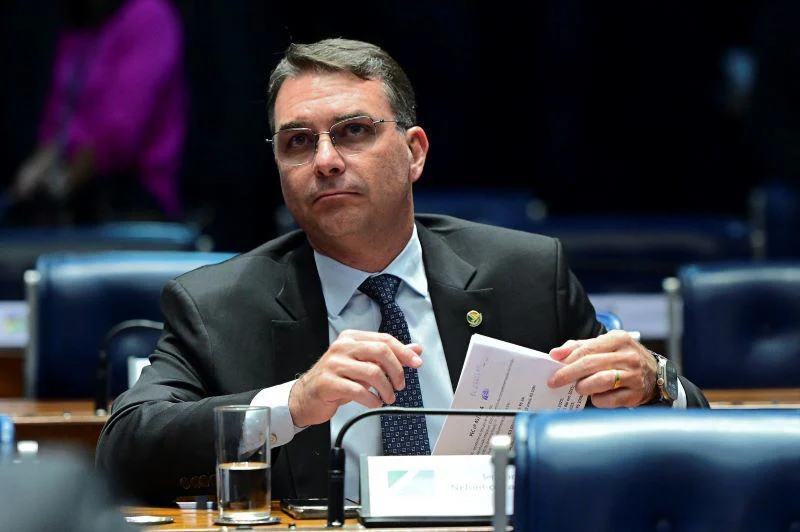 Flávio Bolsonaro tenta barrar conselho nacional de proteção a policiais