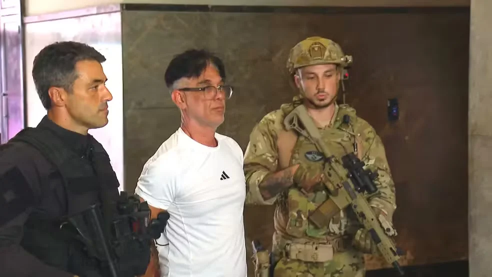 O bicheiro Adilson Oliveira Coutinho Filho, o Adilsinho, na sede da PF — Foto: Reprodução/TV Globo