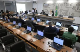Senado corta licença de pai que perde bebê enquanto deixa fim da 6×1 parado