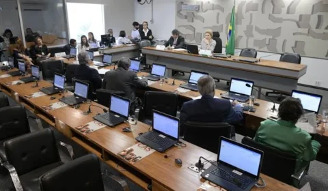 Senado corta licença de pai que perde bebê enquanto deixa fim da 6×1 parado