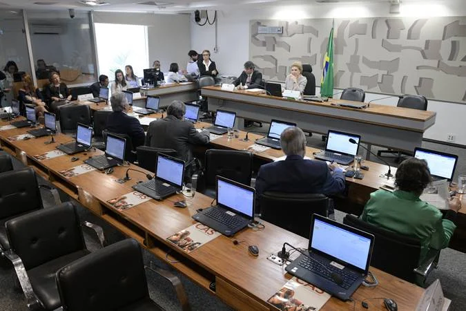 Senado corta licença de pai que perde bebê enquanto deixa fim da 6×1 parado