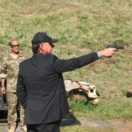 PGR diz que Bolsonaro não pode ter arma, mas defende prisão domiciliar