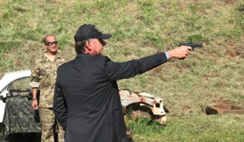 PGR diz que Bolsonaro não pode ter arma, mas defende prisão domiciliar