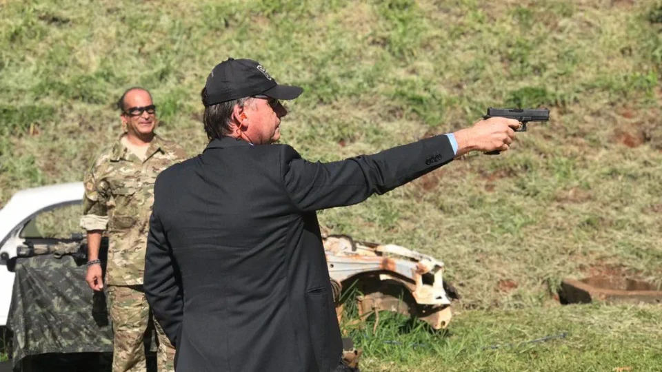 PGR diz que Bolsonaro não pode ter arma, mas defende prisão domiciliar