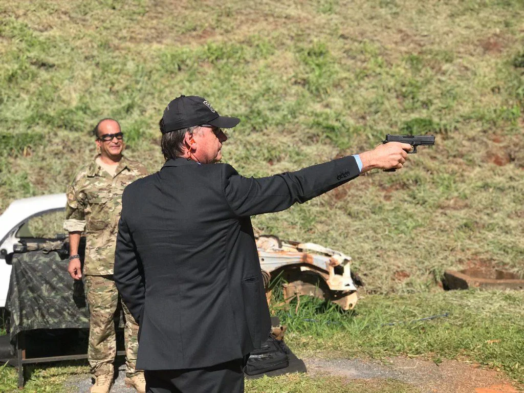 PGR diz que Bolsonaro não pode ter arma, mas defende prisão domiciliar