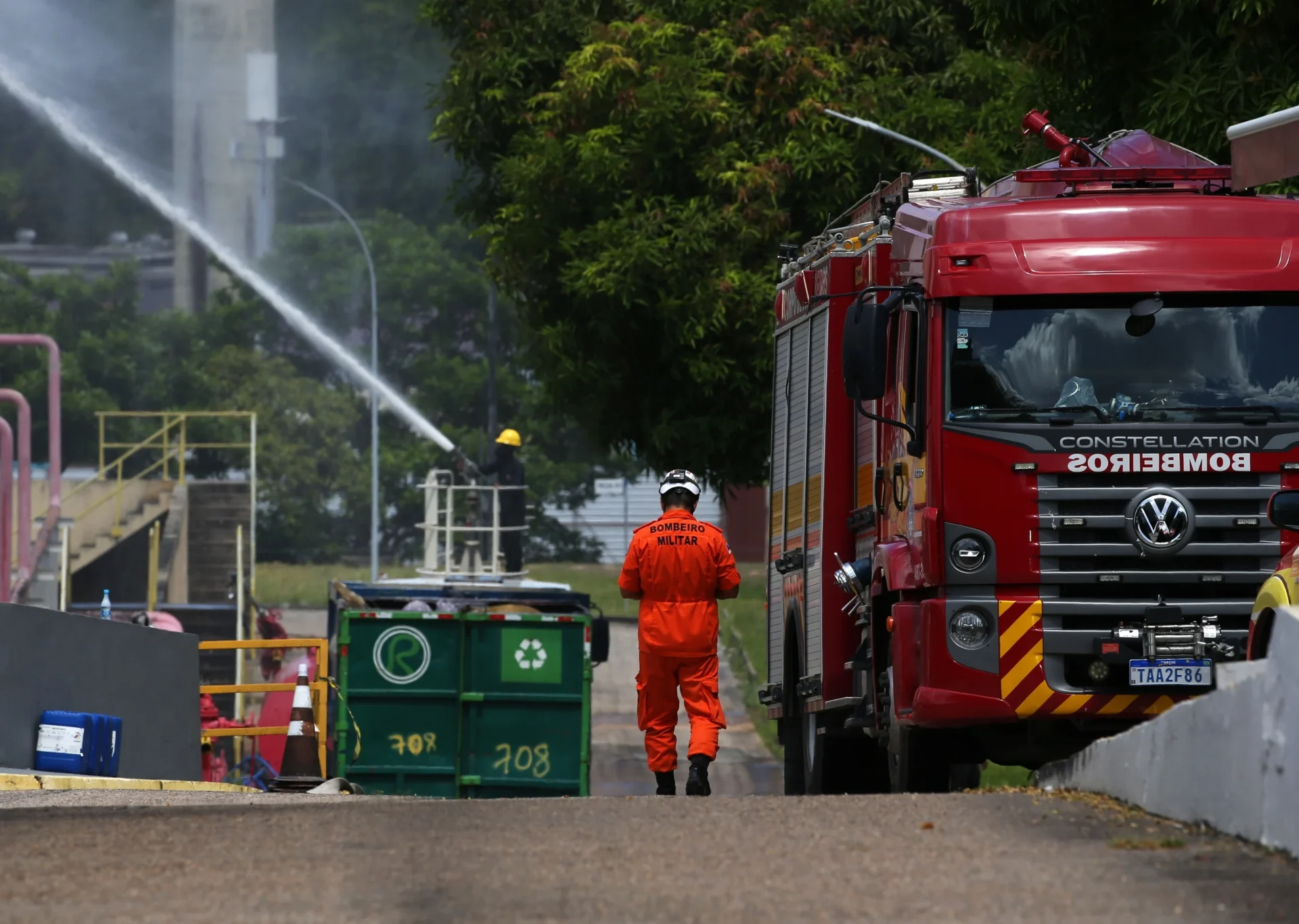 Bombeiros realizam resfriamento de tanque de gás estireno, na Petroquímica Innova, Manaus. Foto: Ato Press/Folhapress