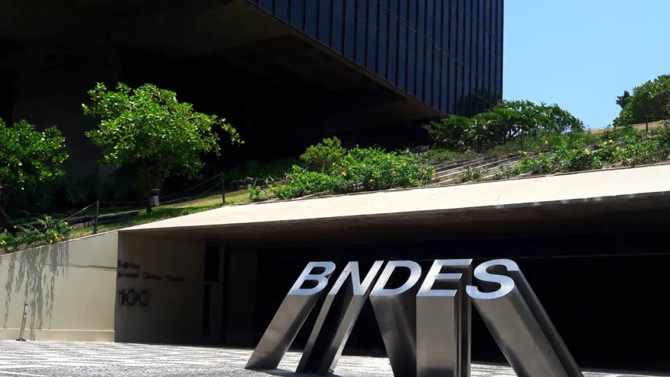 BNDES pede R$ 7,25 bilhões à Fazenda para reforçar socorro a setores afetados por tarifas dos EUA
