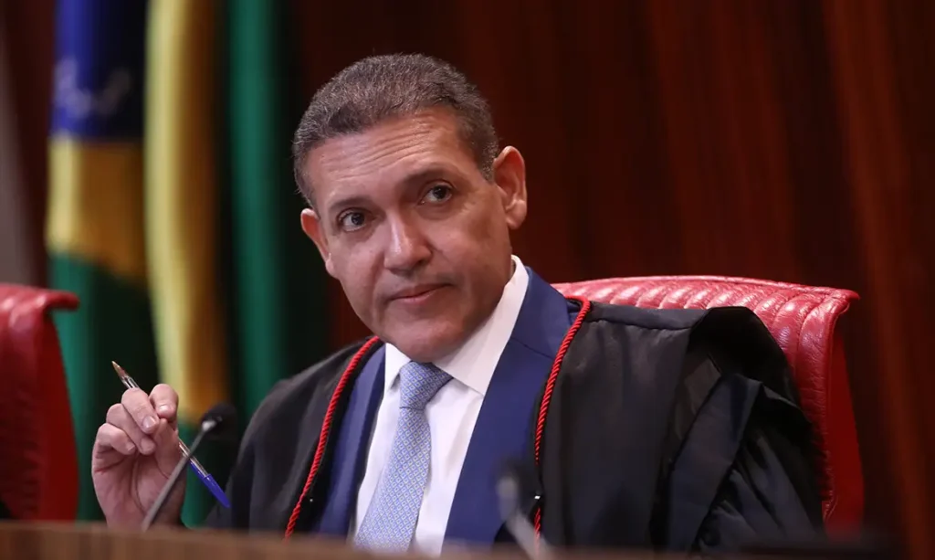 Kassio é criticado no TSE por supostos acenos a Flávio Bolsonaro; ministro nega