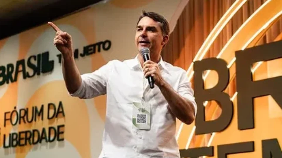 Flávio rebate Michelle e nega participação em festa de Vorcaro: ‘equivocada’