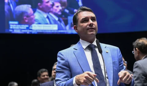 Justiça rejeita ação de Flávio Bolsonaro contra aposentado por críticas nas redes