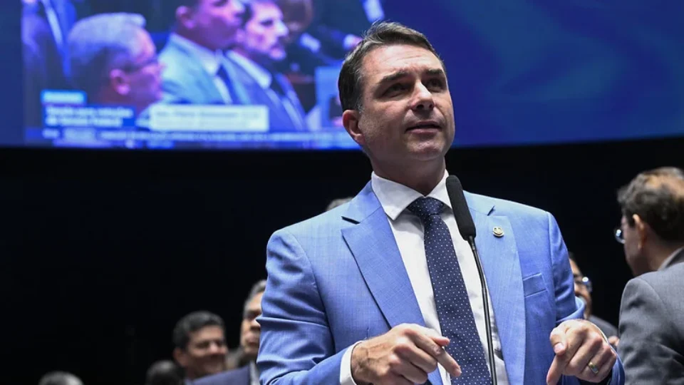 Justiça rejeita ação de Flávio Bolsonaro contra aposentado por críticas nas redes