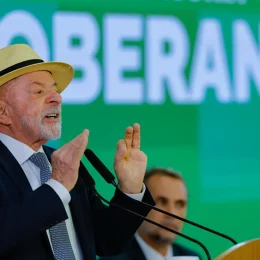 Democracia avançou sob Lula e Brasil vai na contramão de onda autoritária, diz estudo global