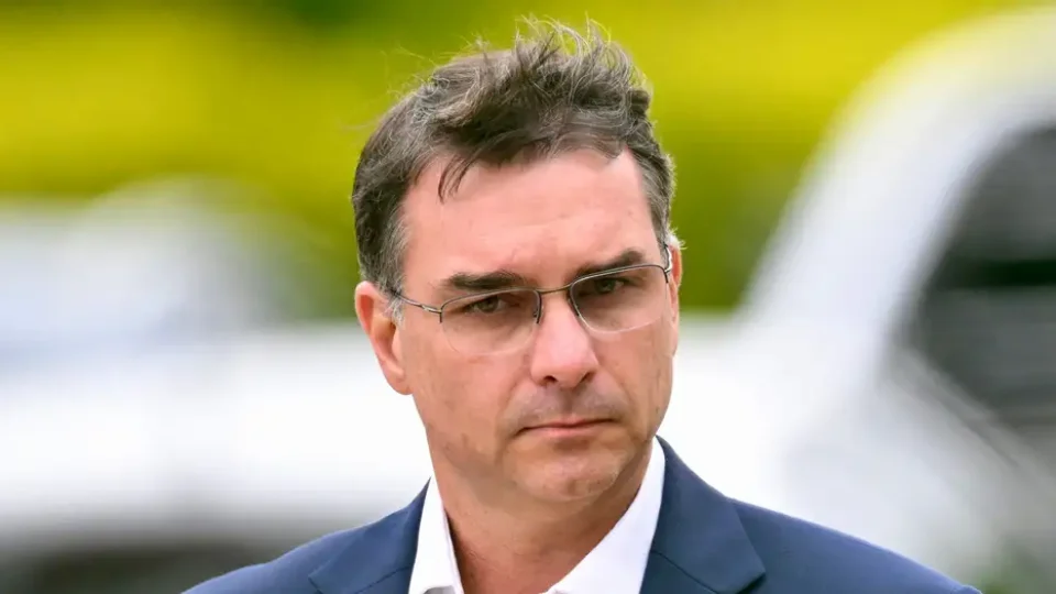 Flávio Bolsonaro herda candidatura, mas não herda comando da direita e dos extremistas