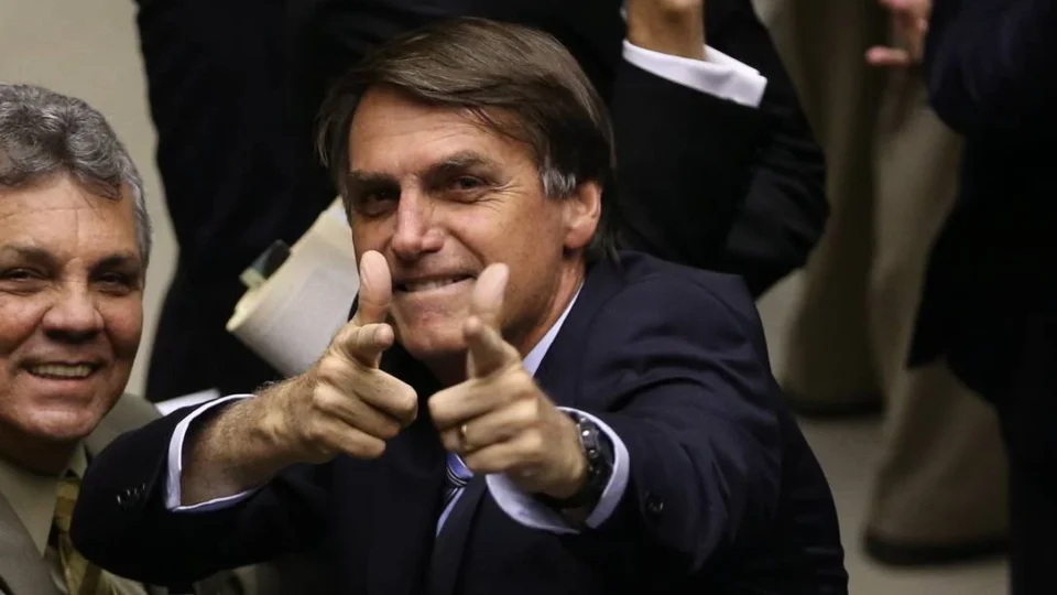 Moraes mantém prisão domiciliar de Bolsonaro e manda apreender armas