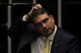 Flávio Bolsonaro entra na campanha com ação no TSE e processos parados no Senado