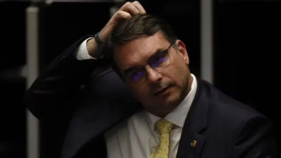Flávio Bolsonaro entra na campanha com ação no TSE e processos parados no Senado