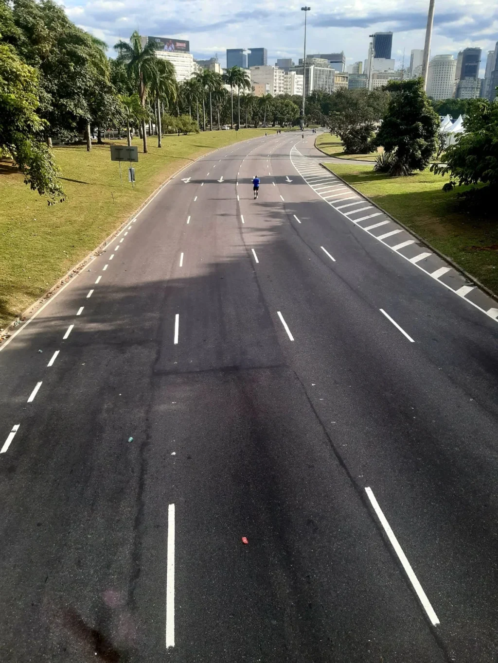 O último a cruzar a linha de chegada da meia maratona