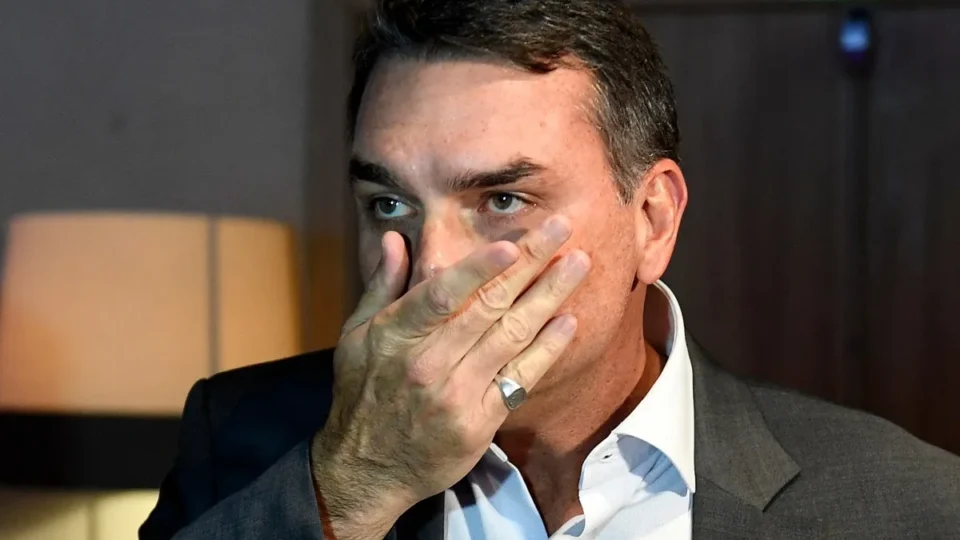 Empresa para a qual Flávio emitiu R$ 1 milhão em notas não é encontrada, diz jornal
