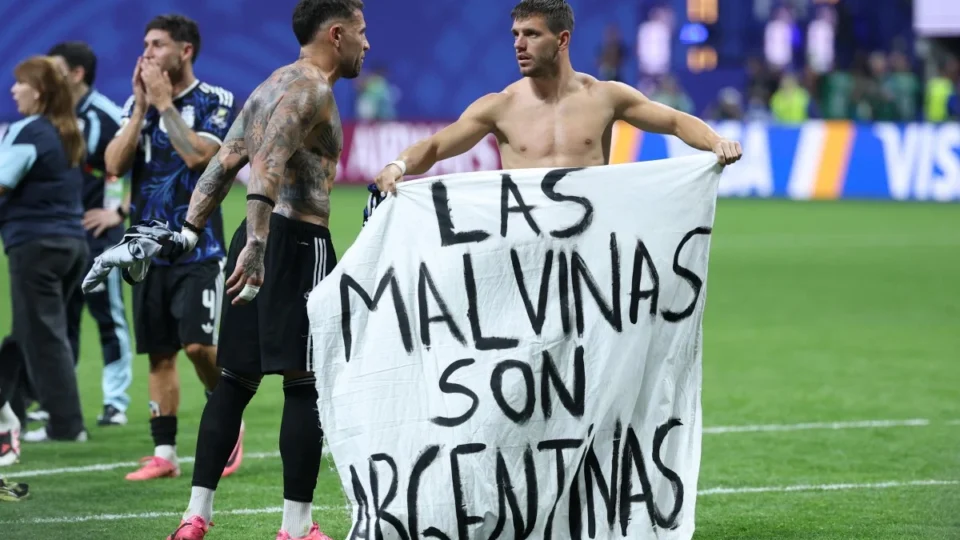 Milei defende faixa sobre as Malvinas; Reino Unido pede investigação à Fifa