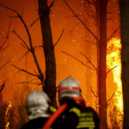 Com previsão de nova onda de calor, França corre contra o tempo para conter incêndio