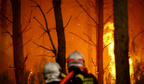 Com previsão de nova onda de calor, França corre contra o tempo para conter incêndio