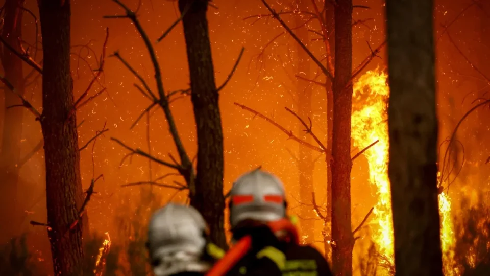 Com previsão de nova onda de calor, França corre contra o tempo para conter incêndio