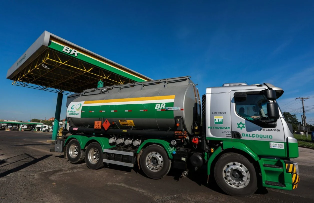 Os preços variam entre os estados porque a distribuição dos combustíveis depende de longas distâncias rodoviárias, disponibilidade de infraestrutura e custos logísticos, que influenciam o valor final pago pelo consumidor. Foto: REUTERS / Diego Vara