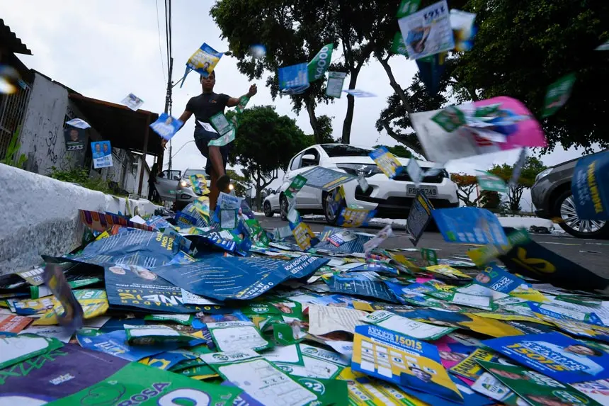 O despejo de santinhos nas proximidades das seções eleitorais costuma ocorrer na madrugada que antecede a votação e permanece como um dos principais desafios para a fiscalização da propaganda eleitoral. Foto: Edilson Rodrigues/Agência Senado